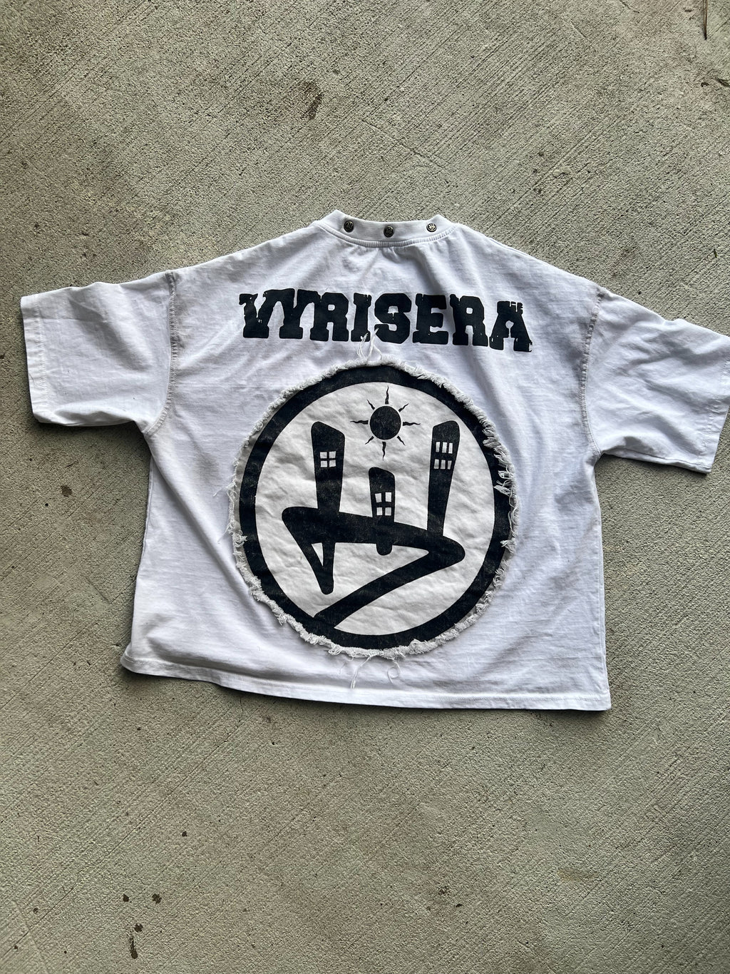 in her guts Vyrisera tee